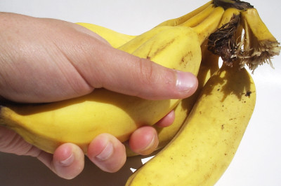 Segurando uma banana